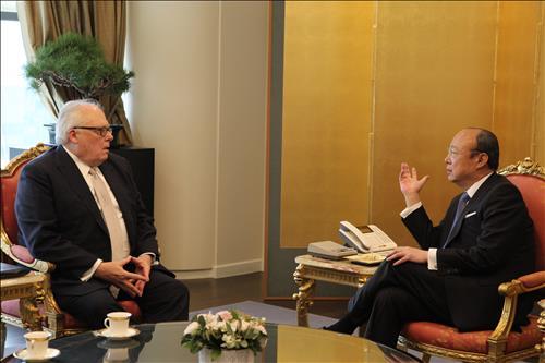 Hanwha Group chairman Kim Seung-youn (right) meets former Heritage Foundation chief Edwin J. Feulner at Kim’s office in Seoul on Thursday. (Hanwha Group)