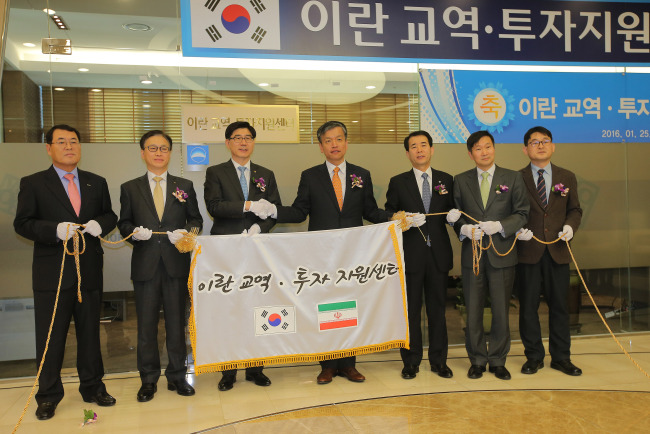 FORAY INTO IRAN -- Woori Bank CEO and president Lee Kwang-goo (third from the left) hosts a ceremony to announce the opening of the bank’s trade and investment center in Iran with guests including Strategy and Finance Vice Minister Choi Sang-mok (fourth from the left), at the firm’s headquarters in Jung-gu, Seoul, on Jan. 25. (Yonhap)