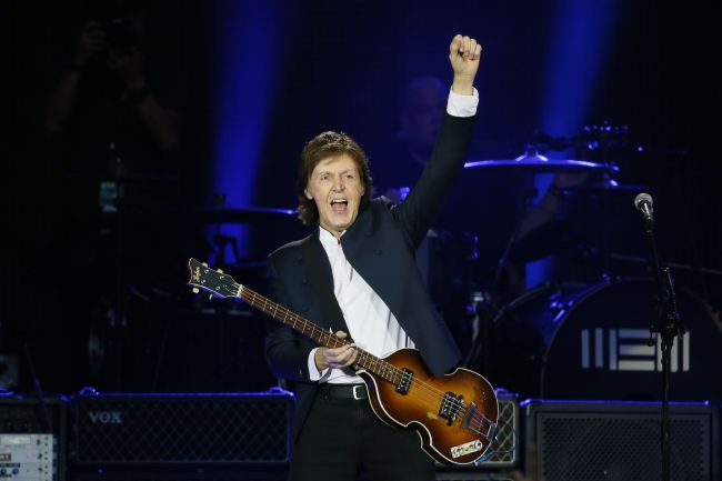 This file photo taken on June 11, 2015 shows British musician and former Beatles‘ member Paul McCartney performing at the Stade de France in Saint-Denis near Paris. McCartney announced Wednesday that he has written a series of sounds to go with emojis on video chat service Skype, mostly designed for Valentine’s Day messages. (AFP-Yonhap)