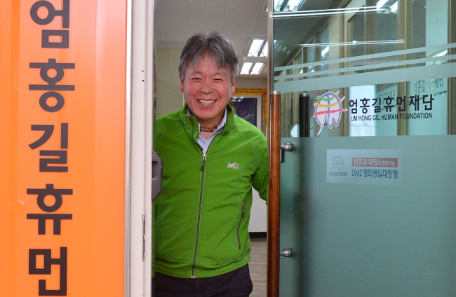 Mountaineer Um Hong-gil poses at the office of the Um Hong-gil Human Foundation in Jung-gu, Seoul. (Lee Sang-seob/The Korea Herald)