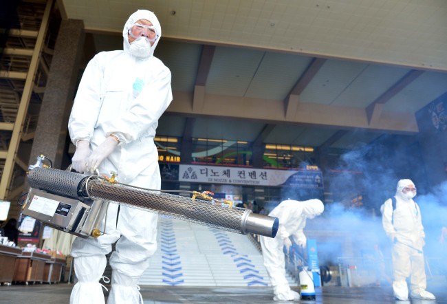 Quarantine authorities disinfect a building in Seoul during the MERS outbreak in summer 2015. (The Korea Herald)