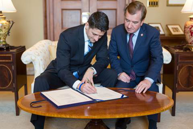 Paul Ryan, Speaker of the U.S. House of Representatives, signs the North Korea Enforcement Sanctions Act (H.R. 757) on Friday (local time). The bill was sponsored by Rep. Ed Royce of California (right), who serves as the House Foreign Affairs Committee Chairman. (Office of Ed Royce/Yonhap)