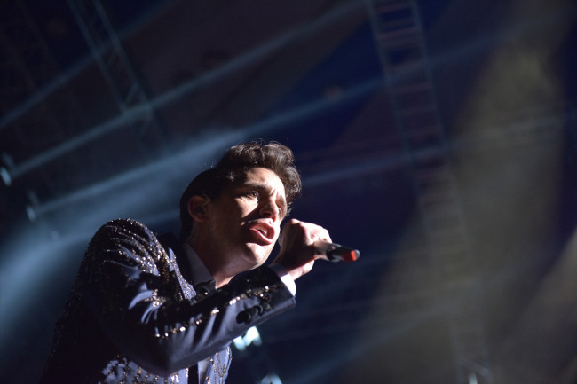 British singer-songwriter Mika performs at a concert in Seoul last Friday. (Yonhap)