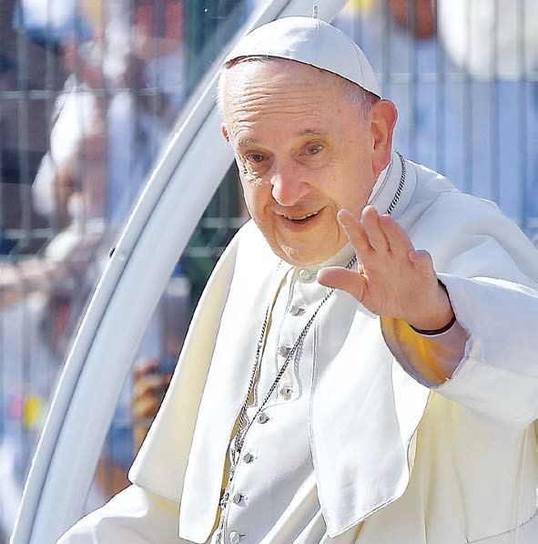 Pope Francis waves upon his arrival for a meeting with families at the Victor Manuel Reyna stadium in Tuxtla Gutierrez, southern Mexico on Monday. (AFP-Yonhap)