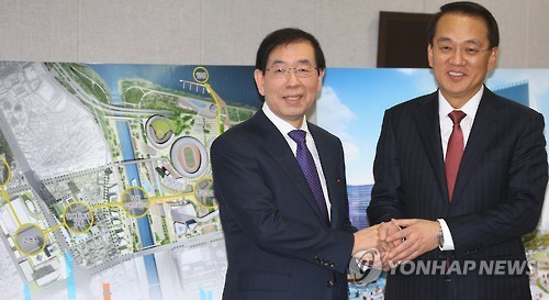 Seoul City Mayor Park Won-soon (left) and Hyundai Motor vice chairman Kim Yong-hwan