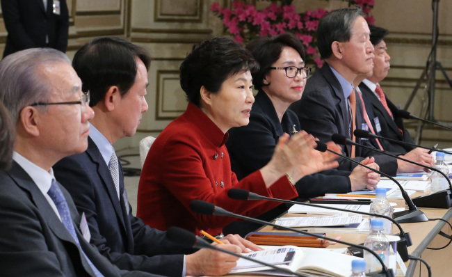 President Park speaks during a meeting to boost trade and investment at Cheong Wa Dae on Wednesday. (Yonhap)