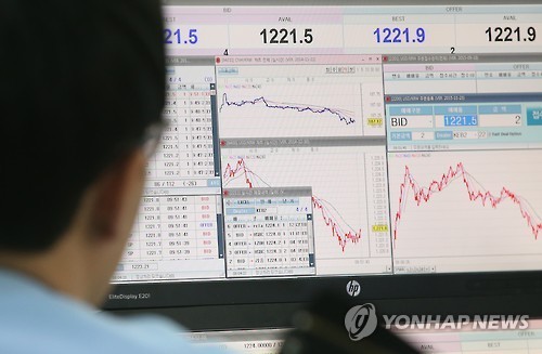 이날 오전 서울 중구 KEB하나은행 본점에서 직원들이 업무를 보고 있다. (Yonhap)