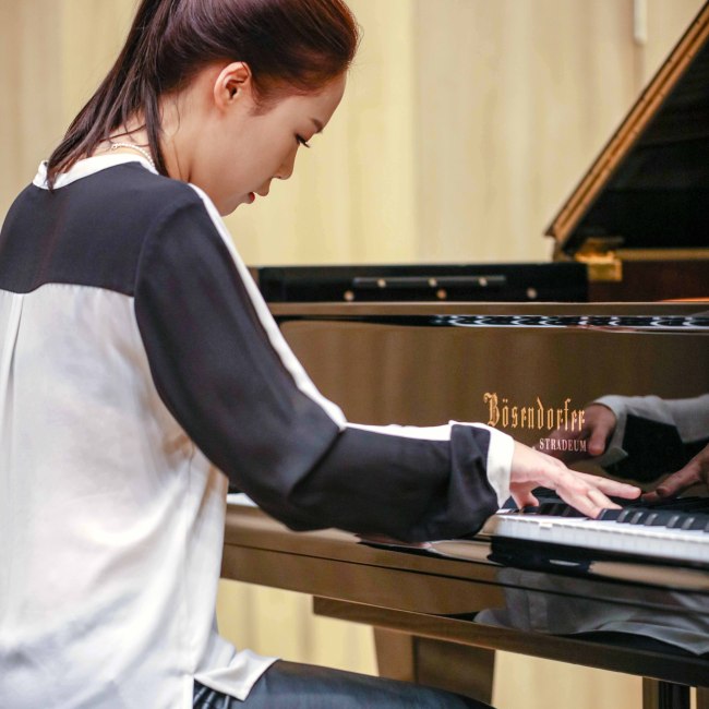 Pianist Son Yeol-eum performs at a press conference for her new album, “Modern Times,” at the Stradeum concert hall in Seoul on Wednesday.(Credia)