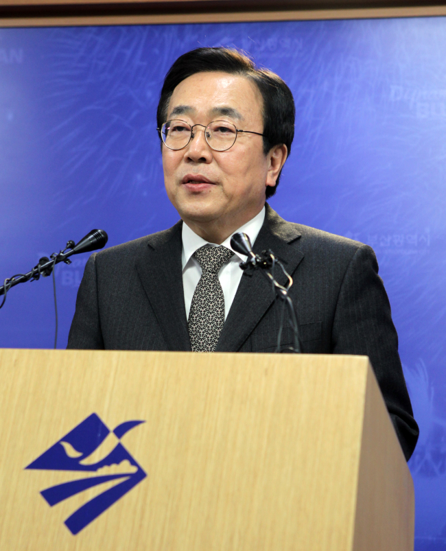 Suh Byung-soo announces his resignation as the chairman of the Busan International Film Festival ​at a press conference in Busan on Thursday. (Yonhap)