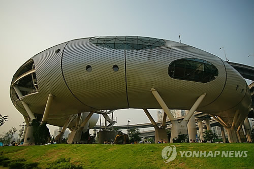 뚝섬한강공원의 ‘자벌레’(Yonhap)