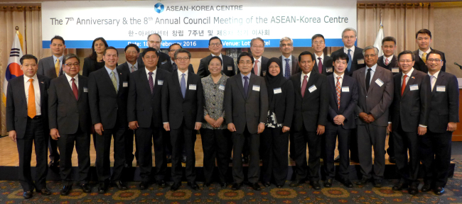 Diplomats at a reception last Thursday at Lotte Hotel in Seoul during the ASEAN-Korea Center’s seventh anniversary and eighth council meeting. (Joel Lee / The Korea Herald)