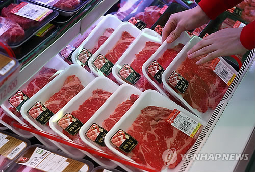 Domestically produced beef is on display at a South Korean supermarket. (Yonhap)