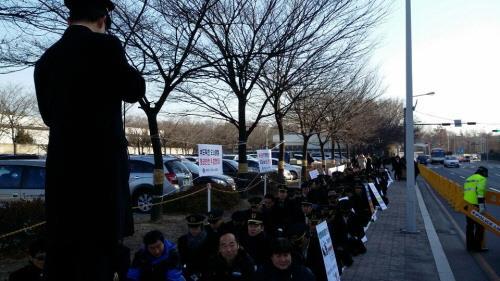 Unionized pilots of Korean Air hold a rally to demand for a 37 percent hike in wages. Yonhap