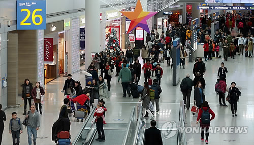 Travelers seen at Incheon International Airport. (Yonhap)