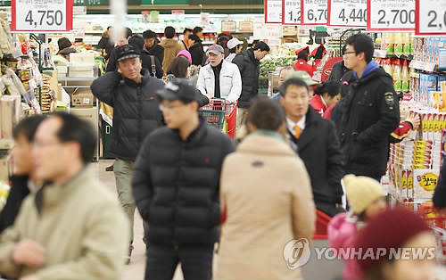 Consumers shop at a supermarket in Northern Seoul. (Yonhap)