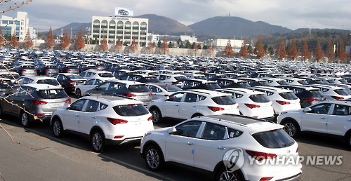 Vehicles are lined up to be delivered at a local auto factory. (Yonhap)