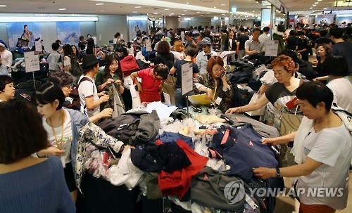 Shoppers at a department store in Seoul (Yonhap)