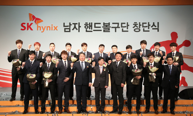 DEBUT OF SK-SPONSORED HANDBALL TEAM -- SK hynix holds an event to celebrate the launch of the SK Hawks, SK hynix’s sponsored male handball team, on Monday in North Chungcheong Province. (From third from left, first row) Coach Hwangbo Sung-il, SK Group chairman Chey Tae-won, SK hynix chief executive Park Sung-wook and head coach Oh Se-il participate in the event. (SK hynix)