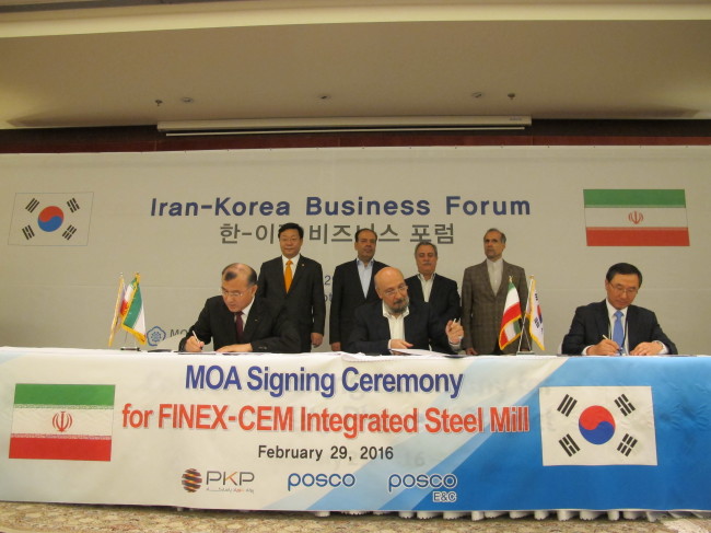 Abdolreza Zorofchian (center), chairman of Iranian steelmaker PKP, signs a memorandum of agreement with POSCO executive vice president Lee Hoo-geun (left) and POSCO E&C executive vice president Kim Dong-chul on Monday in Tehran for a 1.6 million ton-integrated steel mill construction project. (POSCO)