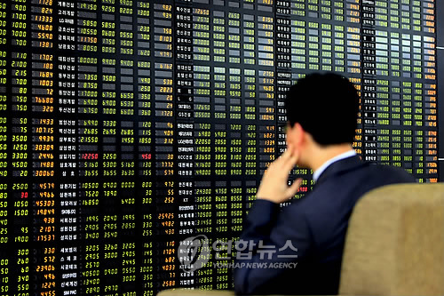 Share prices are displayed on the Korea Exchange in Seoul. (Yonhap)