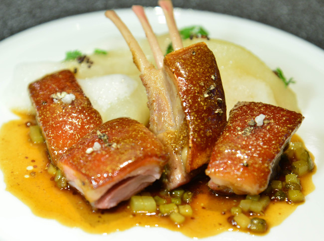 Exquis’ suckling pig is coated in a honey-based sauce for a candy-like, glossy crust and served with pear and apple. (Photo credit: Yoon Byung-chan/The Korea Herald)