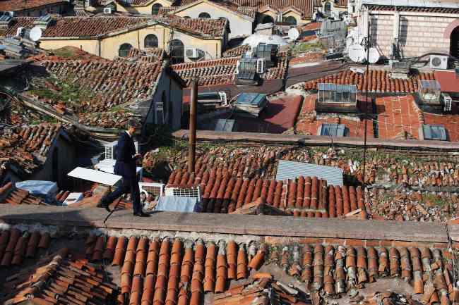 Mustafa Demir, mayor of the Fatih district of Istanbul where the city‘s historic Grand Bazaar is located, walks on the roof of bazaar on Feb. 1 in Istanbul. (AFP-Yonhap)