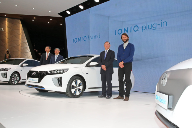 Hyundai Motor Group vice chairman Chung Eui-sun (second from right) poses with David De Rothschild (right), a British adventurer and environmentalist, and Hyundai Motor executives after the launch event for Hyundai’s Ioniq line-up on the opening day of the 2016 Geneva Motor Show, in Switzerland on Wednesday. Hyundai Motor