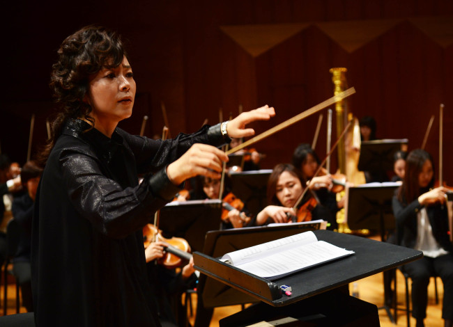 Conductor Kim Bong-mee directs the Herald Philharmonic Orchestra during final rehearsals at the Seoul Arts Center, before its third annual concert. (Yoon Byung-chan/The Korea Herald)