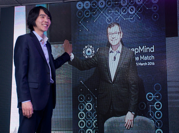 Go player Lee Se-dol(left) and DeepMind's CEO Demis Hassabis (Google)