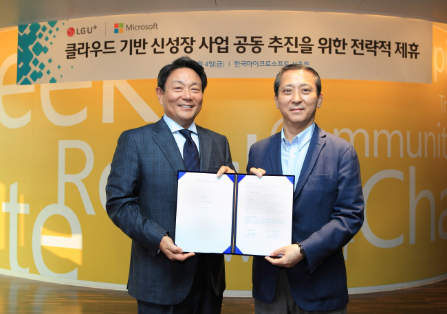 LG-MS PARTNERSHIP -- LG Uplus CEO Kwon Young-soo (right) and Microsoft Korea CEO Alfred Koh pose Friday after the two companies agreed to extend their partnership on new business based on cloud, big data and machine learning technologies. (LG Uplus)