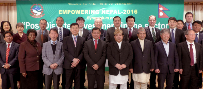 Nepalese diplomats and potential Korean investors pose at a symposium titled “Post-disaster situation in Nepal and investment in the sector of water resources management” at Lotte Hotel in Seoul on Wednesday. (Joel Lee / The Korea Herald)