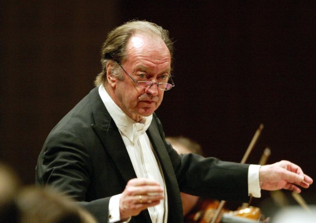 Nikolaus Harnoncourt conducts during the Easter Lucerne Festival, in Lucerne Switzerland, on April 1, 2006. (AP-Yonhap)