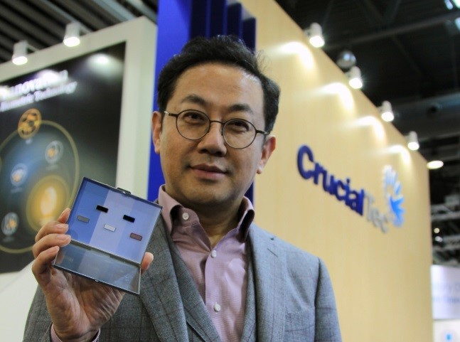 CrucialTec CEO Charles Ahn poses with the firm’s fingerprint modules.(CrucialTec)