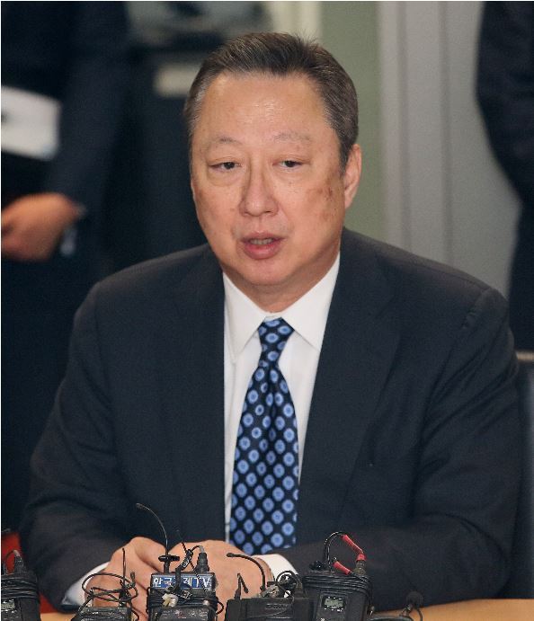 KCCI chief Park Yong-maan meets the press in Seoul on Monday.