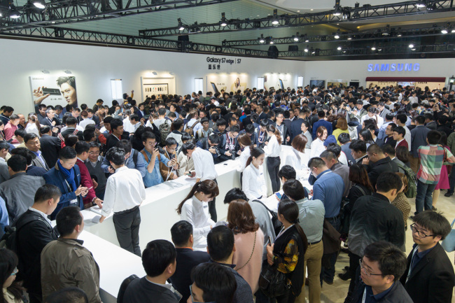 GALAXY S7 MAKES CHINA DEBUT – Samsung Electronics on Monday held the launch event for its latest smartphone Galaxy S7 and its Edge variant in Shanghai, China, with some 600 journalists and retailers in attendance. (Samsung Electronics)