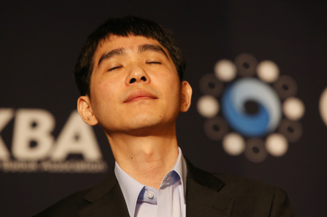 Lee Se-dol responds to reporters after a defeat to AlphaGo on Wedesday in Seoul. Yonhap