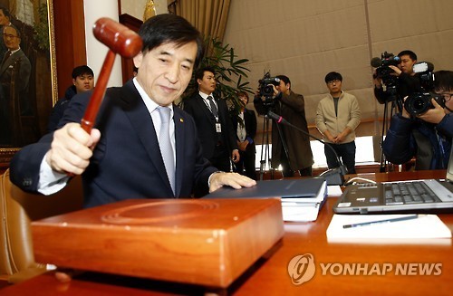 Bank of Korea Gov. Lee Ju-yeol at a rate policy setting meeting today. (Yonhap)