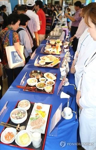 암 예방식단을 둘러보는 모습 (Yonhap)