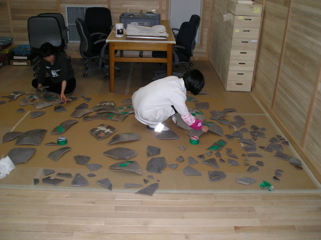 Restoration process of a Goryeo Dynasty jar: Sorting boken pieces (The National Museum of Korea)