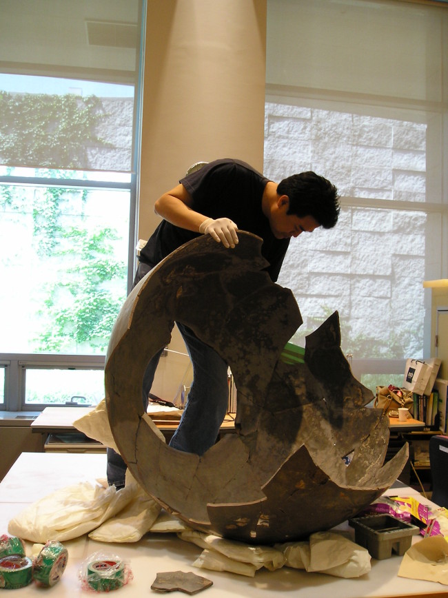 Restoration process of a Goryeo Dynasty jar: Conservator Hwang Hyun-sung assembles the upper part of the jar (The National Museum of Korea)