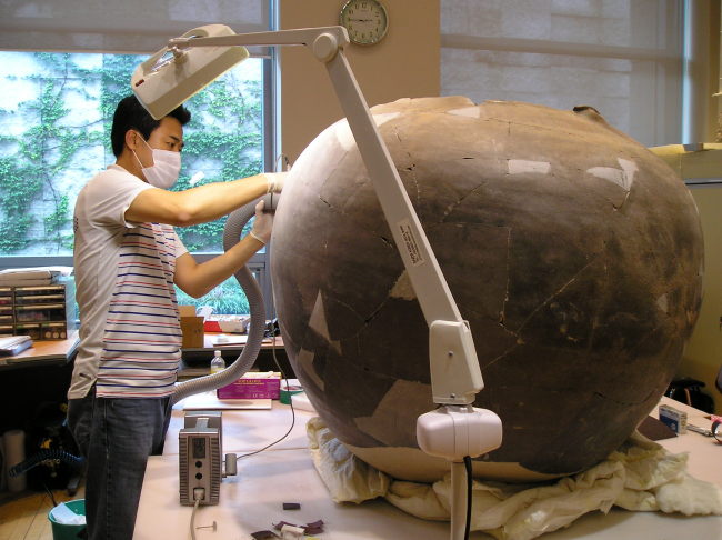 Restoration process of a Goryeo Dynasty jar: Filling in the missing parts (The National Museum of Korea)