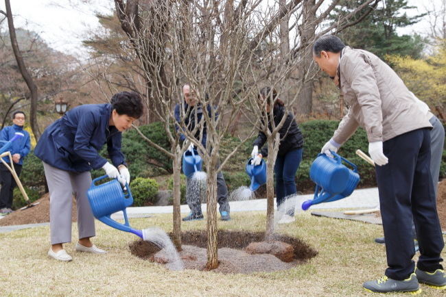 President Park Geun-hye plants a tree at Cheong Wa Dae to celebrate Arbor Day in 2015. (Cheong Wa Dae)