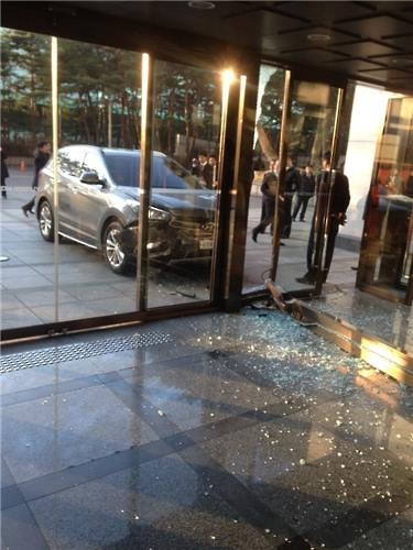 A Sante Fe SUV crashes into Hyundai Motor’s headquarters in Seoul on Friday. (Yonhap)