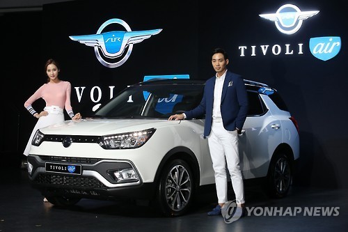 Ssangyong Motor models pose with models at a launch event for the Tivoli Air, the long-body version of the firm’s compact Tivoli SUV, in Seoul on Tuesday. (Yonhap)