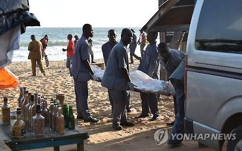 테러 사망자 시신 수습하는 관계자들 (AFP=Yonhap)