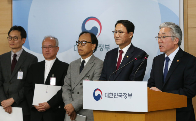 Kim Jong-deok, Minister of Culture, Sports and Tourism (right) speaks about the new standard government logo at a press conference on Tuesday in Seoul.(Ministry of Culture, Sports and Tourism)