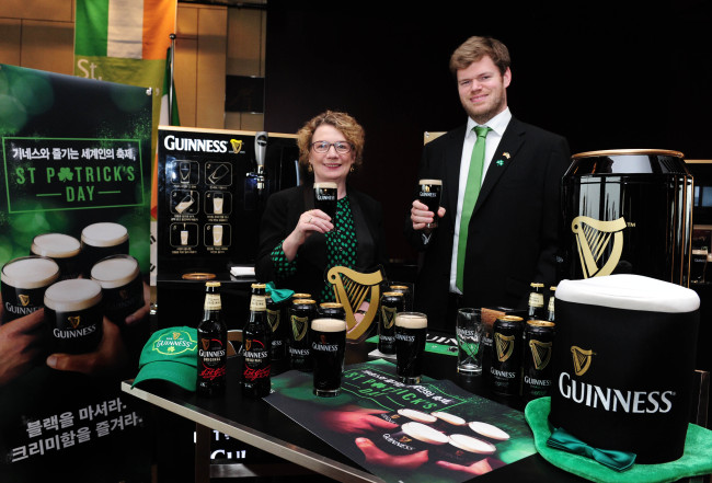 GUINNESS ON ST. PATRICK‘S -- Irish Ambassador to Korea Aingeal O’Donoghue (left) and Irish deputy ambassador David Murphy pose at a Guinness promotional event at the Namsan Grand Hyatt Hotel on Tuesday to celebrate the upcoming St. Patrick‘s Day holiday. (Diageo)