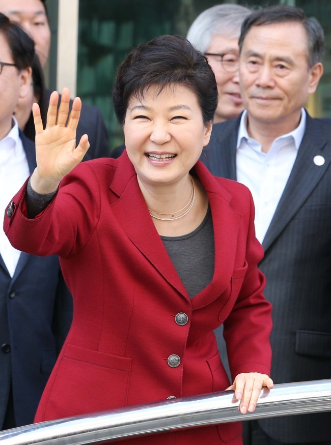President Park Geun-hye waves to citizens during her visit to Busan on Wednesday. Yonhap