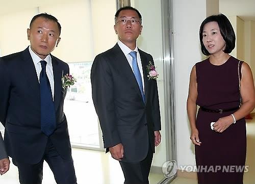 선두훈 인스텍 대표(왼쪽 첫번째), 정의선 현대차 부회장(가운데) (Yonhap)