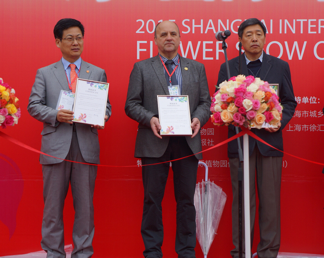 Goyang City Mayor Choi Sung (left) poses for a photo at the 2015 Shanghai International Flower Show in Shanghai. Goyang City